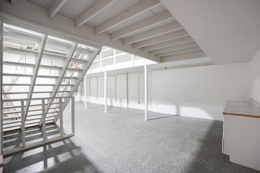 More Photos Of 1925 12th St, Sarasota Light Manufacturing For Lease