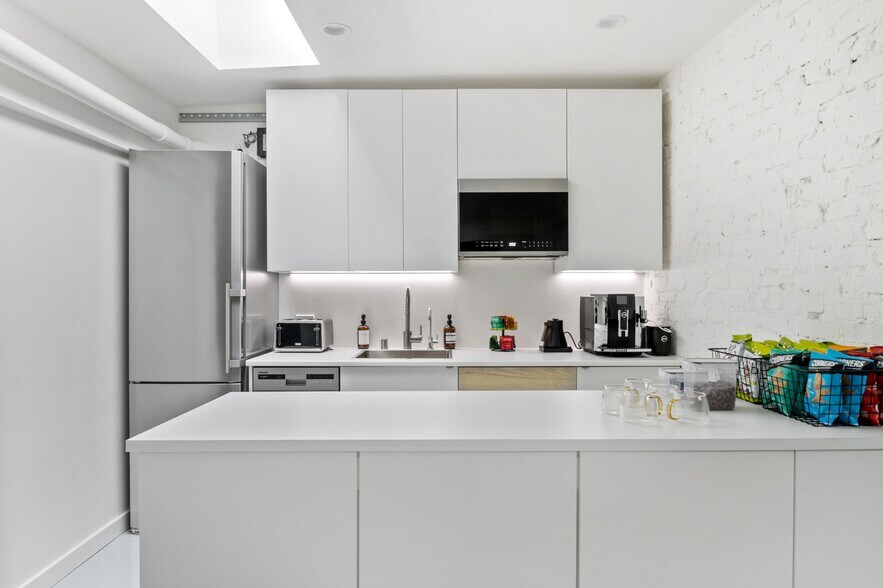 More Photos Of 11007 Venice Blvd, Los Angeles Storefront For Sale