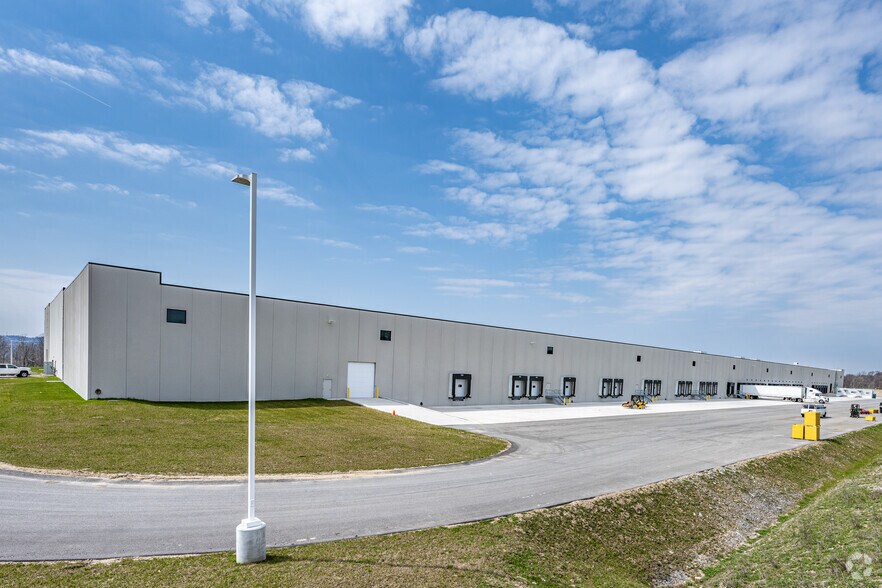 More Photos Of 1000 Blue Sky Ln, Coraopolis Warehouse For Lease