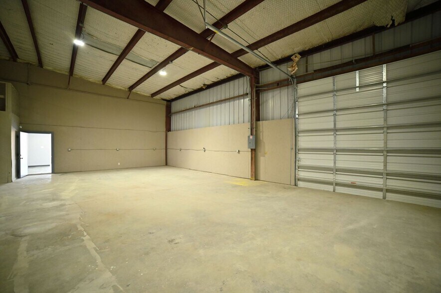 More Photos Of 6637 Leopard St, Corpus Christi Warehouse For Lease