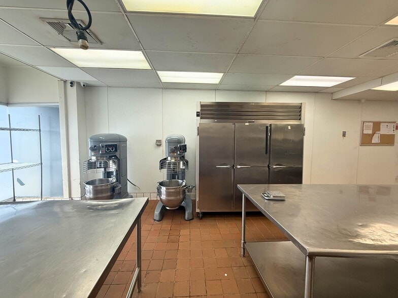 More Photos Of 422 N La Cienega Blvd, West Hollywood Storefront For Lease