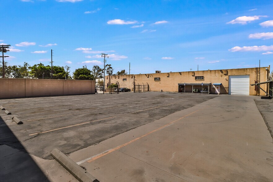 More Photos Of 8630 Tamarack Ave, Sun Valley Manufacturing For Lease