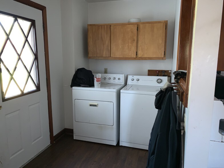 More Photos Of 518 W Main St, Kirkland Freestanding For Sale