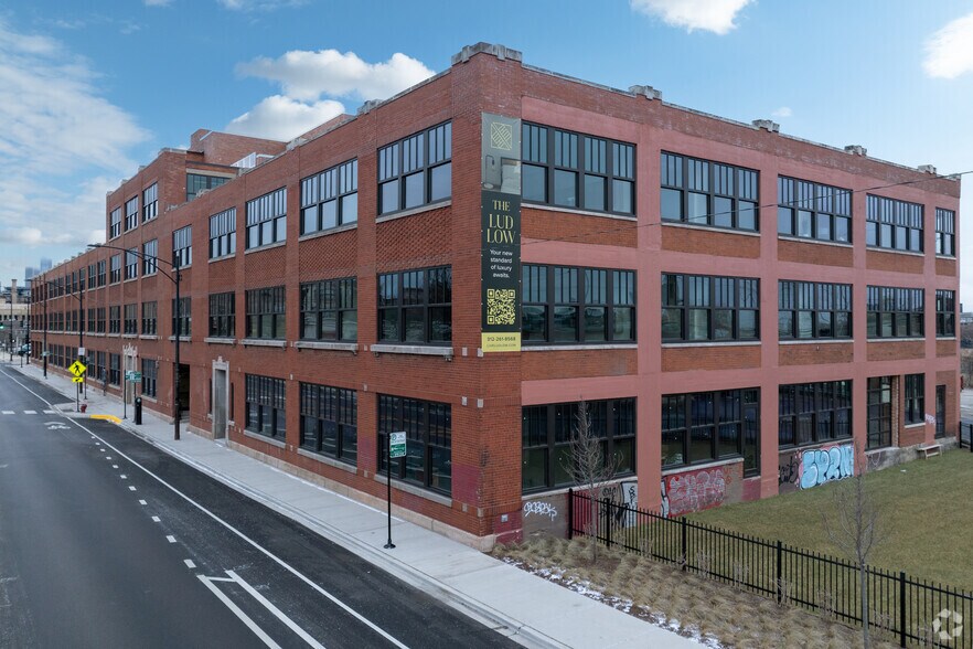 Primary Photo Of 2032 N Clybourn Ave, Chicago Apartments For Lease