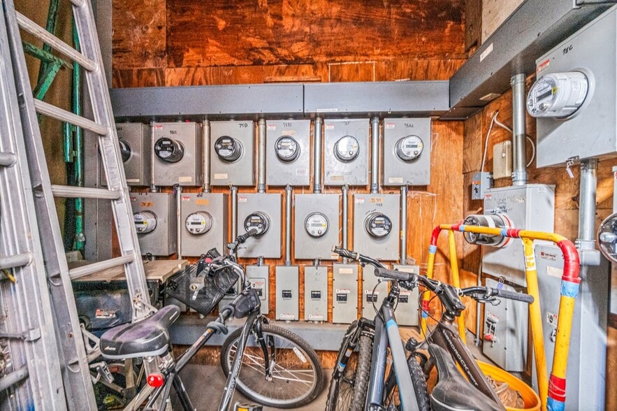 More Photos Of 75 Windsor Ave, Mineola Warehouse For Sale