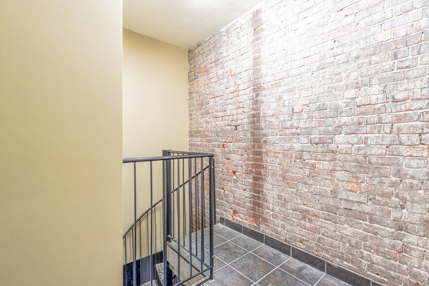 More Photos Of 40-42 Rue Wellington N, Sherbrooke Storefront Retail Office For Sale