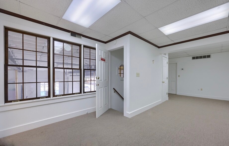More Photos Of 218 E Madison St, Lancaster Distribution For Sale