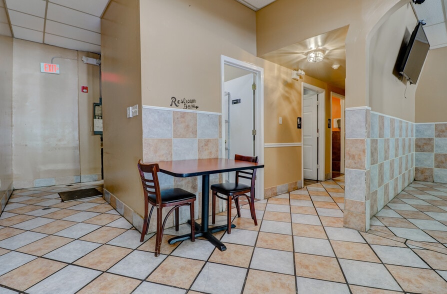 More Photos Of 920-960 E Roosevelt Rd, West Chicago Freestanding For Lease