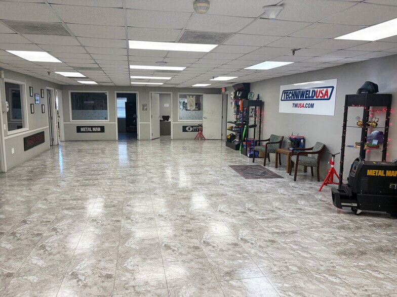More Photos Of 5800 Surrey Square St, Houston Distribution For Lease