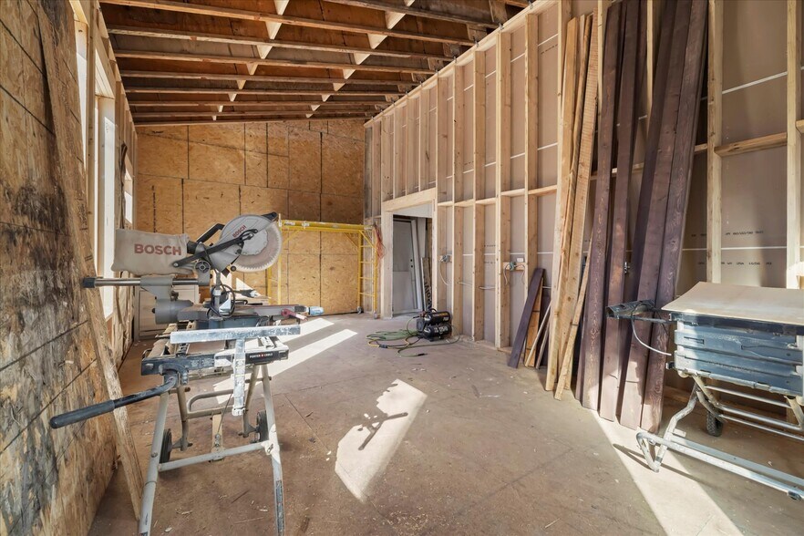 More Photos Of 310 Victor Ave, Victor General Retail For Sale