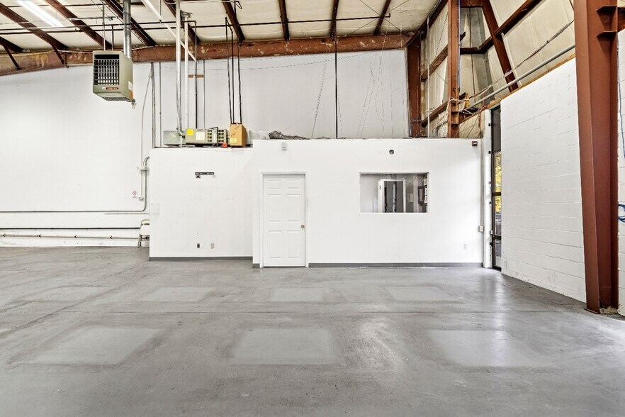 More Photos Of 3 Nami Ln, Hamilton Light Distribution For Lease