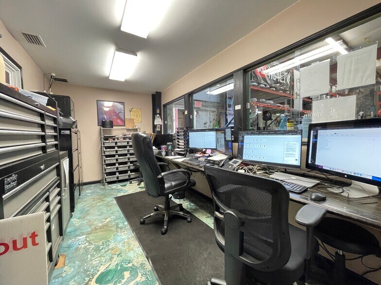 More Photos Of 633 NW 13th St, Gainesville General Retail For Sale