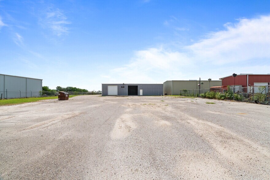 More Photos Of 2404 N US Highway 281, Alice Flex For Lease