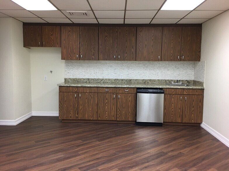 More Photos Of 3033 Bayshore Blvd, Pasadena Medical For Sale