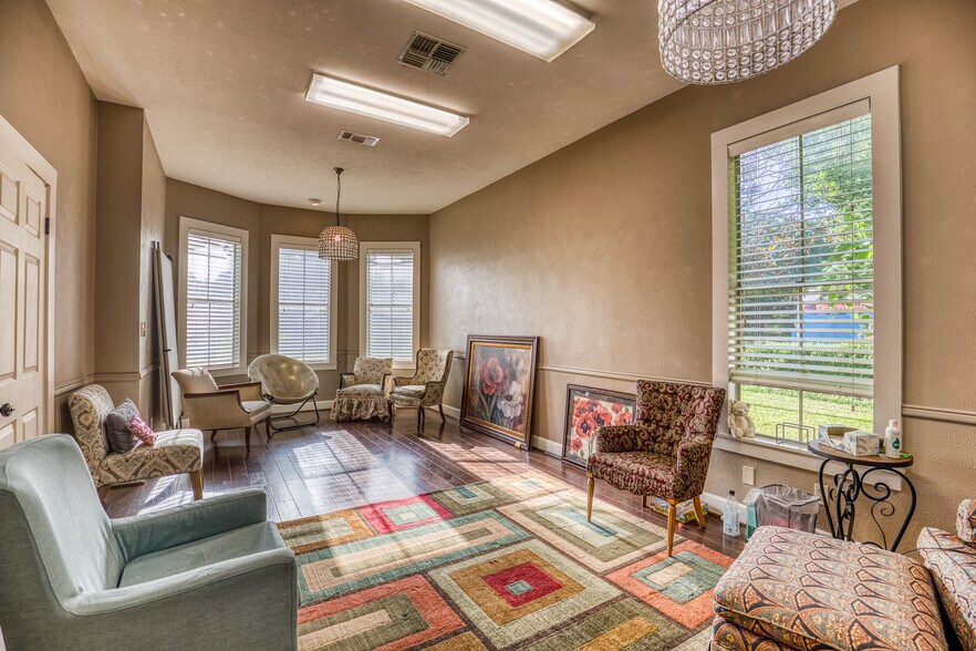 More Photos Of 1600 S Day St, Brenham Medical For Sale