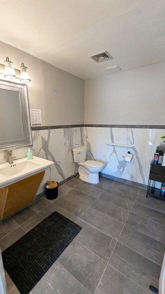 More Photos Of 2741 S Colorado Blvd, Denver Medical For Sale