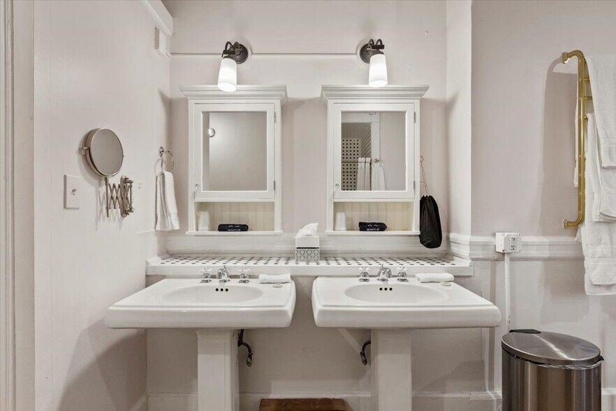 More Photos Of 49 Florida Ave, Amsterdam Hospitality For Sale