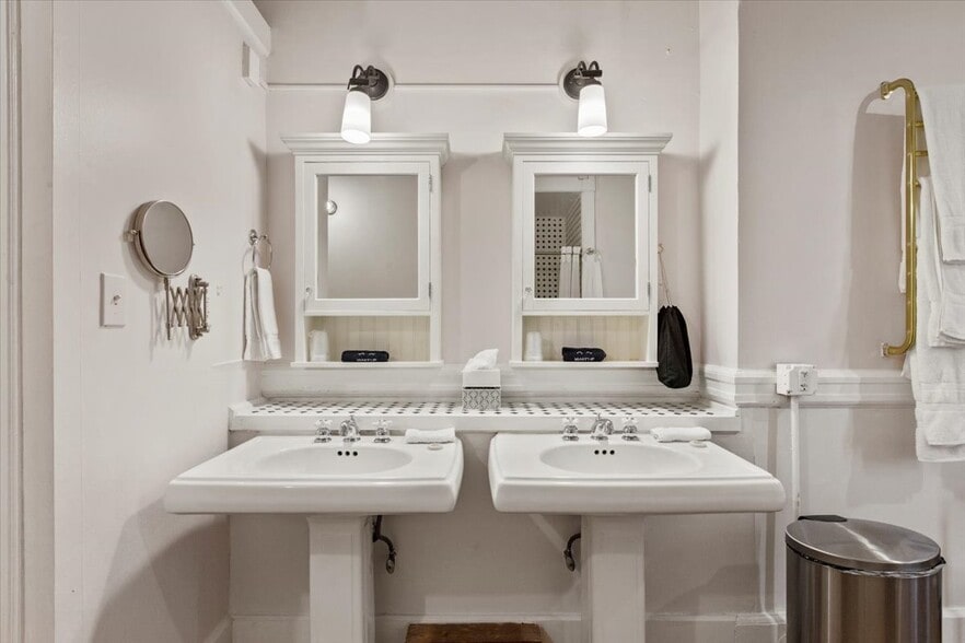 More Photos Of 49 Florida Ave, Amsterdam Hospitality For Sale