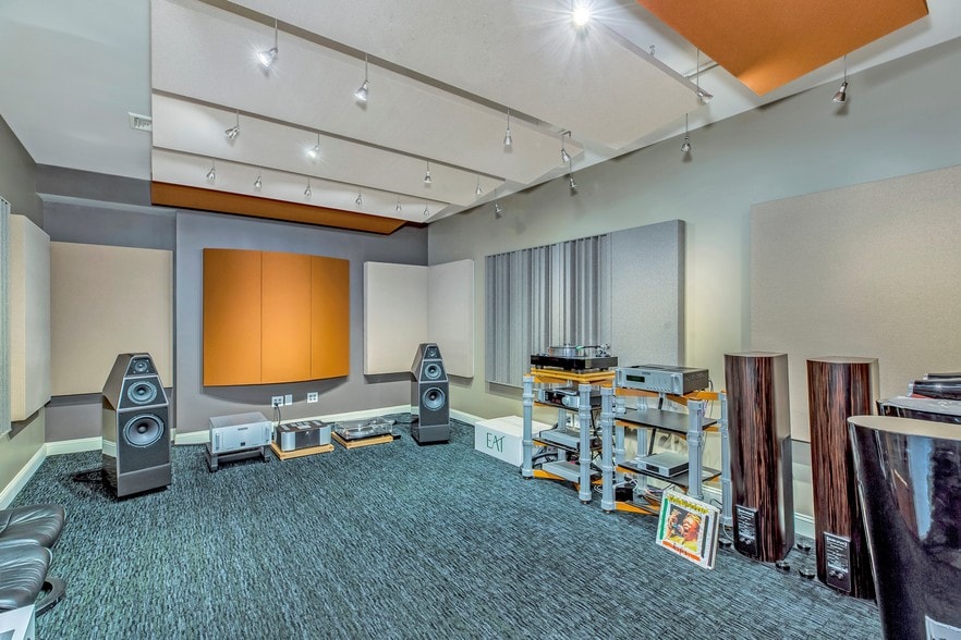 More Photos Of 2845 Middle Country Rd, Lake Grove Storefront Retail Office For Sale