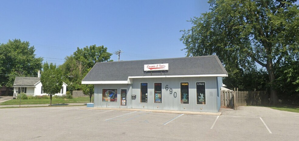 More Photos Of 690 Dixie Hwy, Rossford Freestanding For Lease