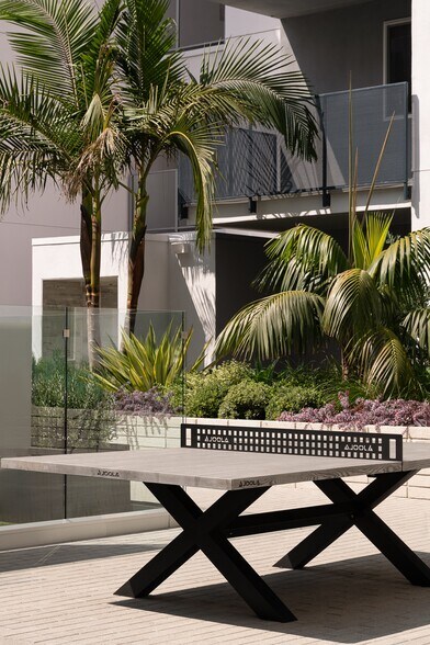 More Photos Of 2528 S Grand Ave, Los Angeles Apartments For Lease