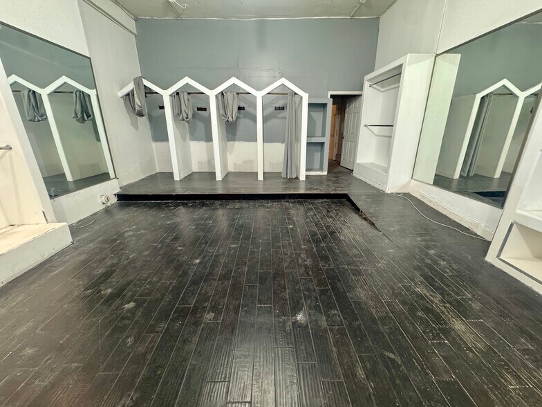 More Photos Of 7555-7555 1/2 Melrose Ave, Los Angeles Storefront For Lease