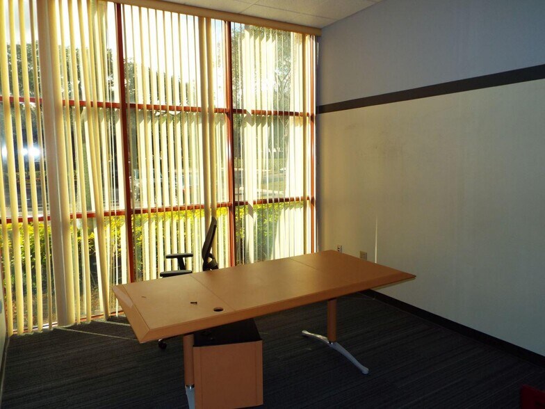 More Photos Of 3000-3044 N Commerce Pky, Miramar Warehouse For Lease