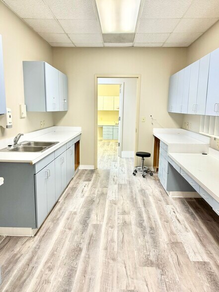 More Photos Of 130 N Gross Rd, Kingsland Medical For Sale