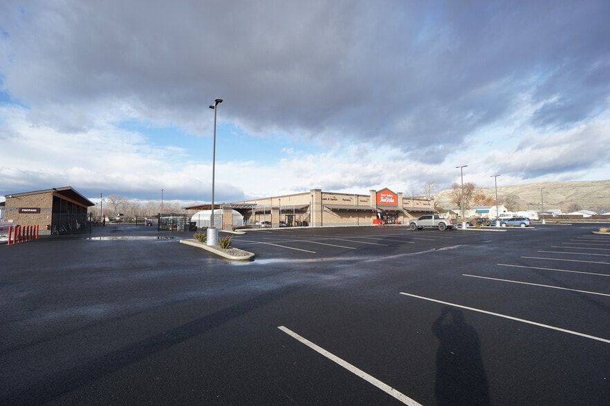 More Photos Of 104 Butterfield Rd, Yakima General Retail For Sale