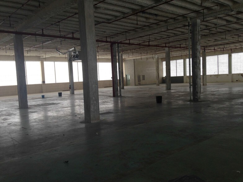 More Photos Of 901 N Batavia Ave, Batavia Showroom For Sale