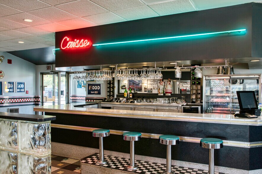 More Photos Of 480 Boul De Sainte-Adèle, Sainte-adele Restaurant For Sale