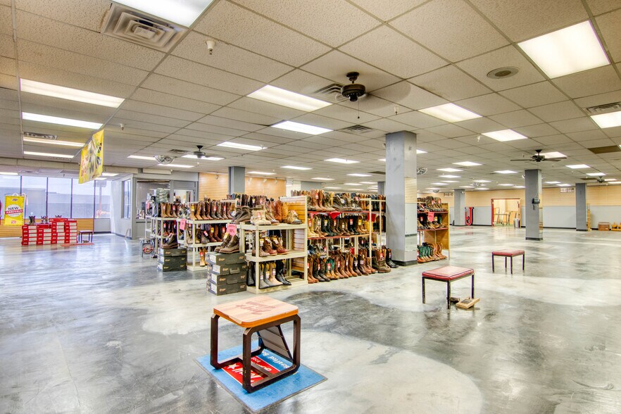 More Photos Of 7100 E Gateway Blvd, El Paso General Retail For Lease