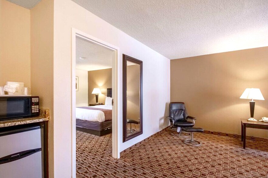 More Photos Of 658 S Westdale Dr, Wichita Hotel For Sale