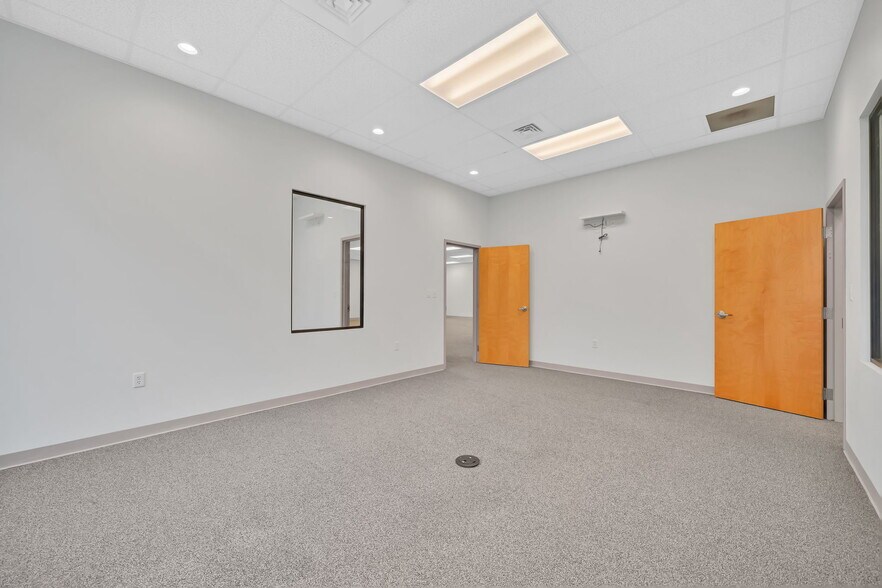 More Photos Of 1909 Pinnacle Pointe Way, Knoxville Office For Lease