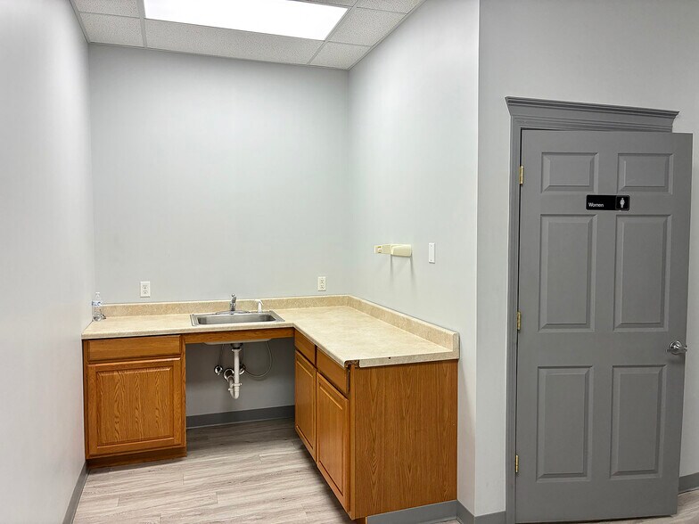 More Photos Of 4800-4820 Poplar Place Dr, Louisville Showroom For Lease