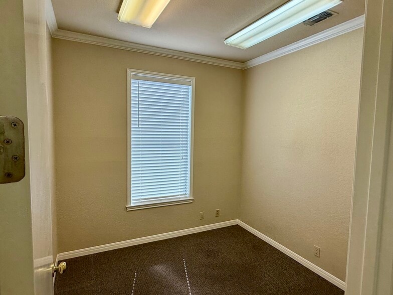 More Photos Of 12343 Hymeadow Dr, Austin Office For Lease