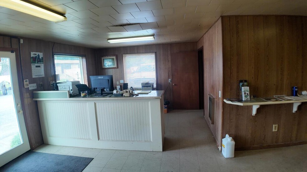 More Photos Of 117 Sartin Dr, Edmonton Freestanding For Sale