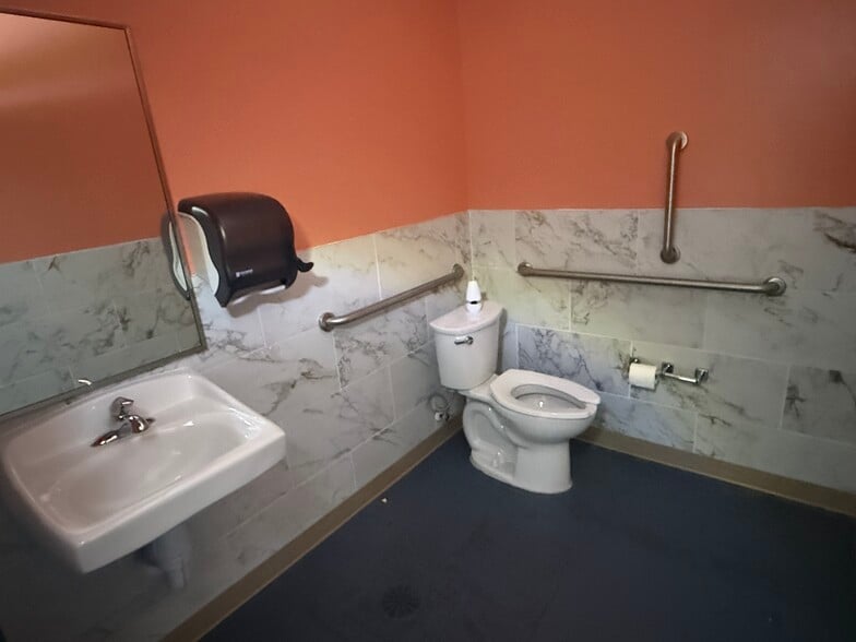 More Photos Of 5803 Old Shell Rd, Mobile Storefront For Lease