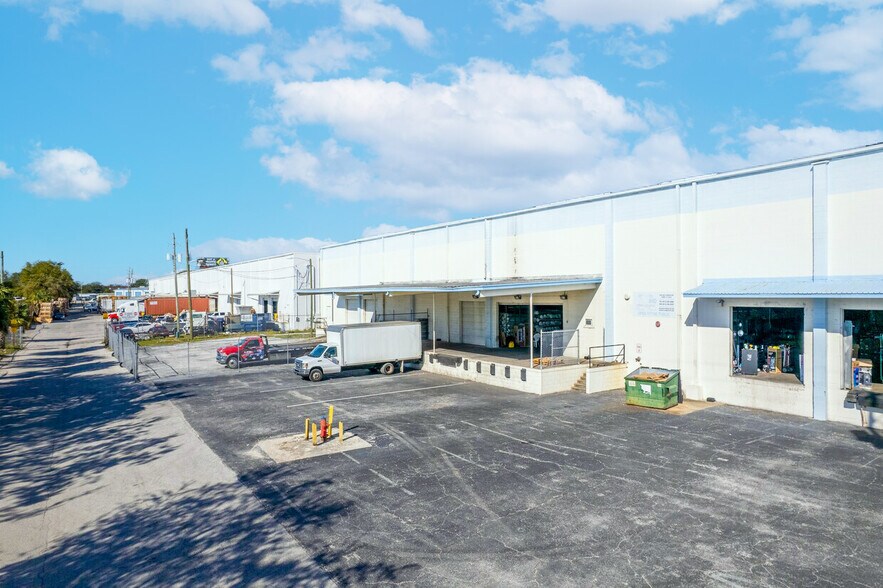 More Photos Of 5520 E Giddens Ave, Tampa Warehouse For Lease