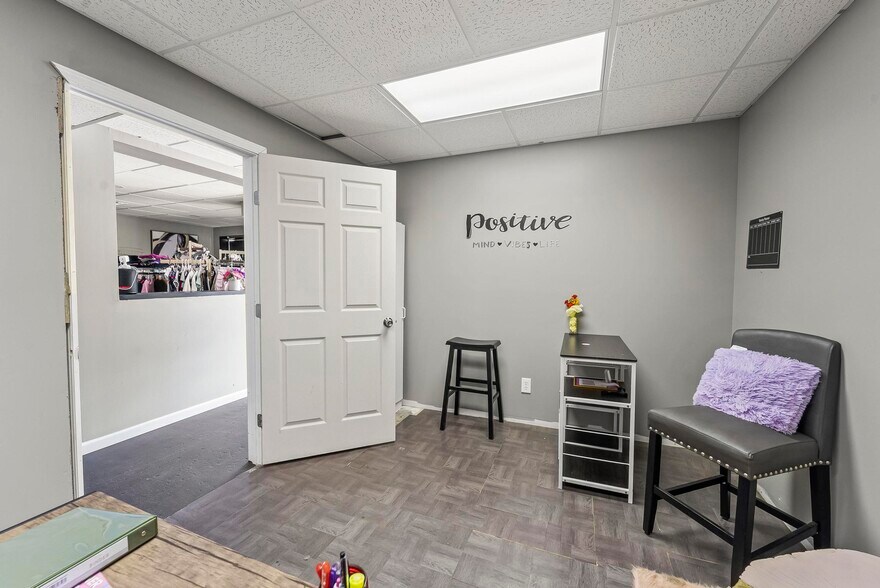 More Photos Of 909-911 Milton Rd, Alton Flex For Sale