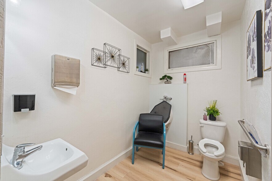 More Photos Of 340 Central Ave, Coos Bay Medical For Sale