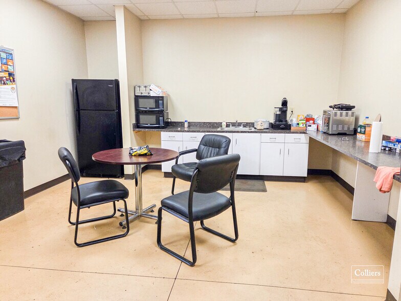 More Photos Of 1040 Franklin Dr, Smock Warehouse For Lease
