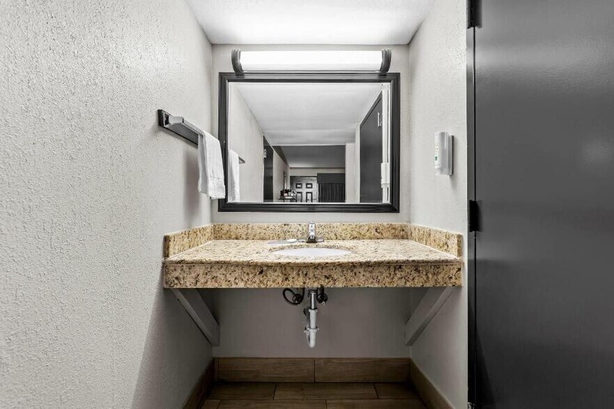 More Photos Of 1035 Highway 49 S, Richland Hotel For Sale