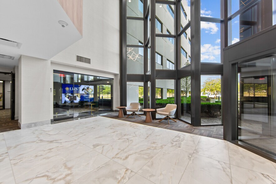 More Photos Of 901 Wilshire Dr, Troy Office For Lease