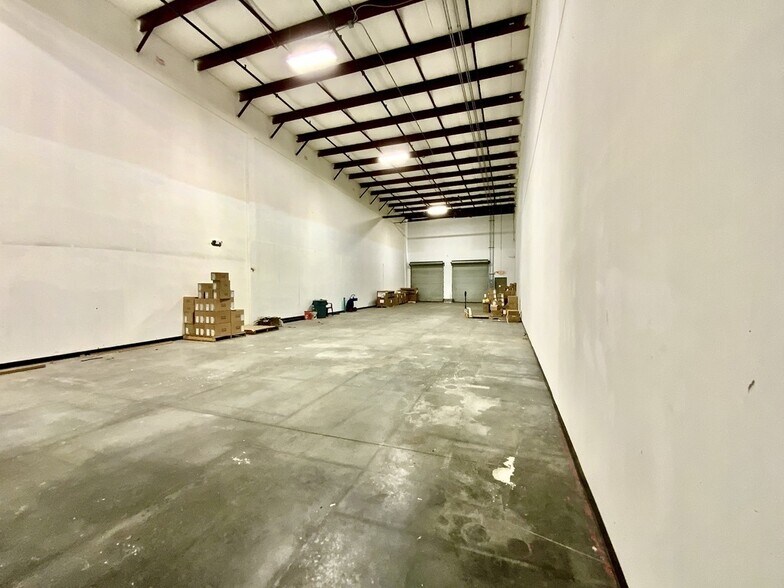 More Photos Of 7075 Kingspointe Pky, Orlando Showroom For Lease