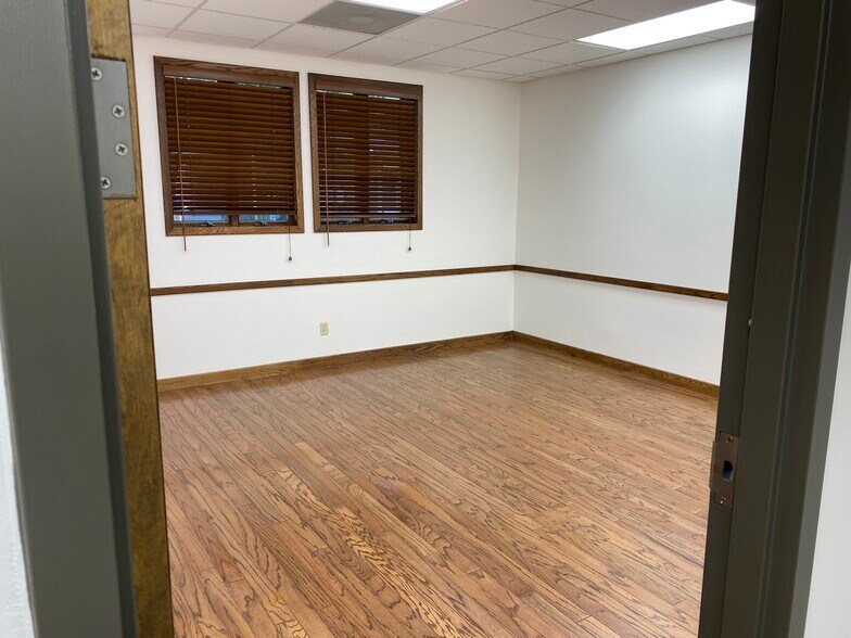 More Photos Of 1615 S Ingram Mill Rd, Springfield Office For Lease