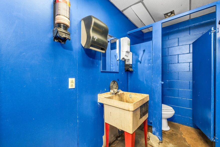 More Photos Of 386 Daniel Webster Hwy, Merrimack Auto Repair For Sale