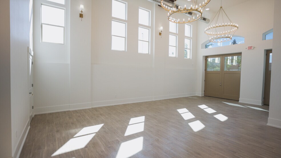 More Photos Of 550 N 1st St, Woodburn Office For Sale