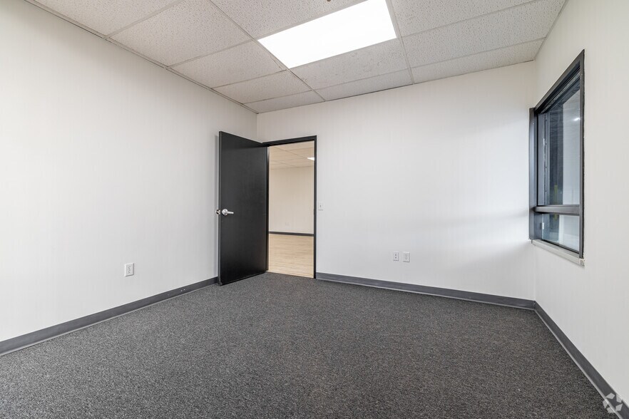 More Photos Of 2301 W Commerce St, Dallas Distribution For Lease