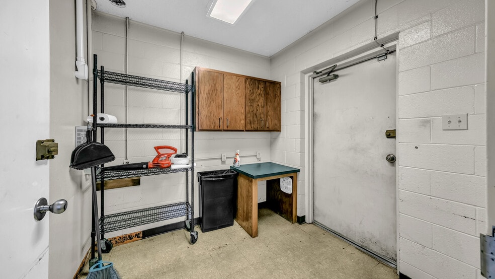 More Photos Of 107 Fannin St, Millsap Bank For Lease